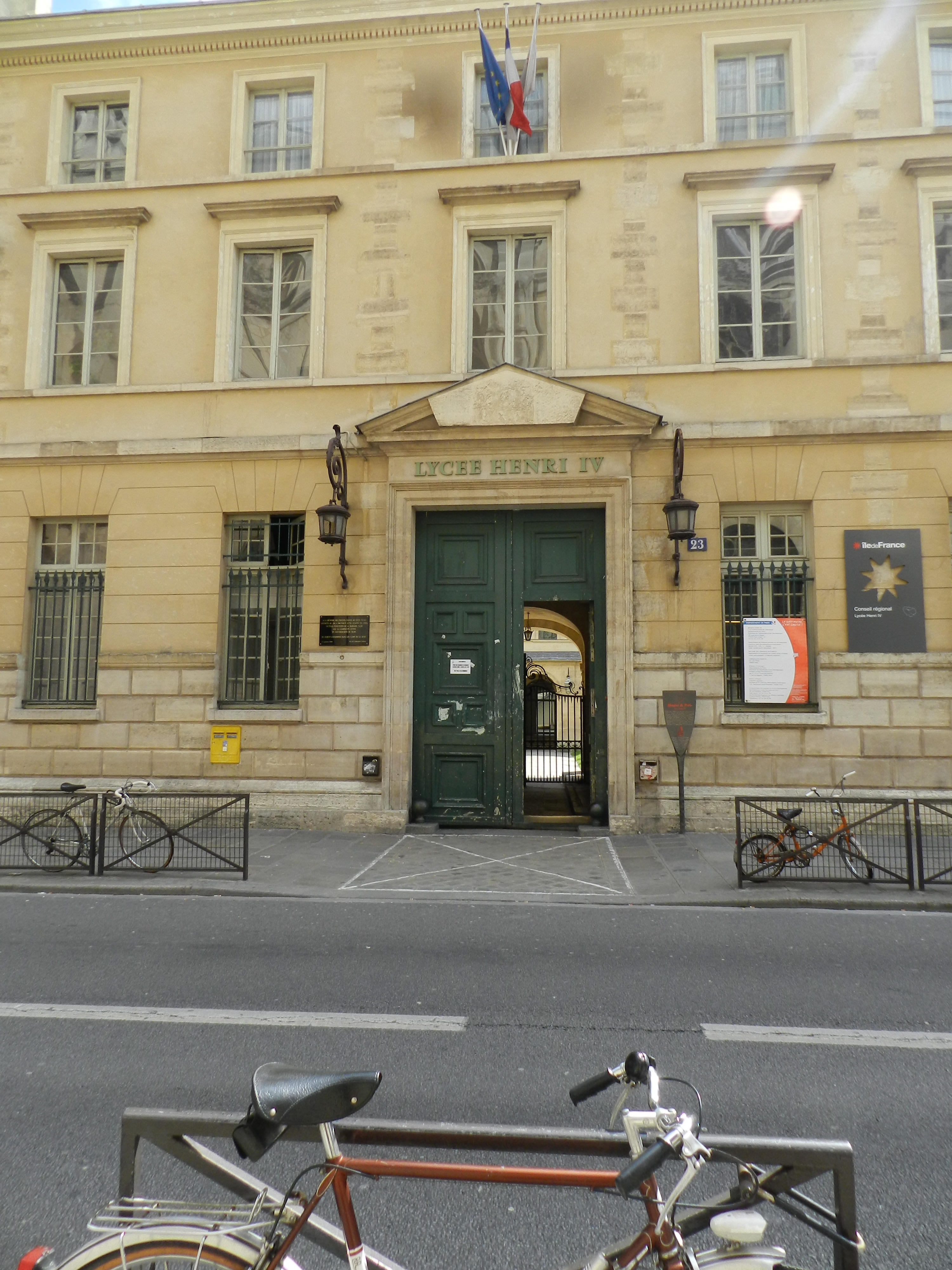 paris120503_liceuHenriIV02.JPG